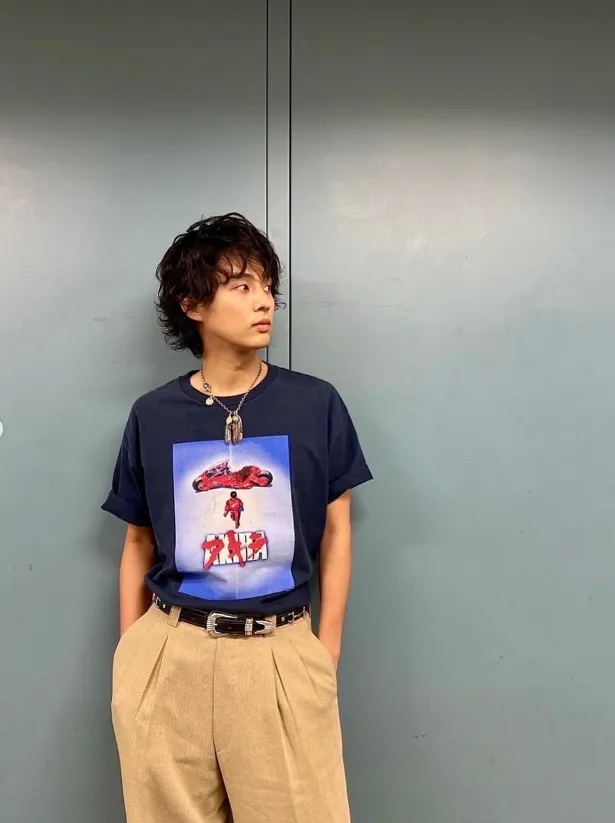 紺のTシャツを着た藤ヶ谷